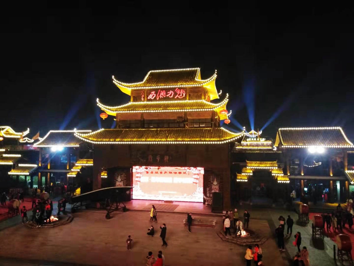 魅力湘西》是大剧院每天上演的民俗大戏,也是全国首台原生态文化演出