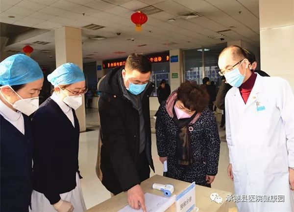 副县长赵宝树节前到承德县医院慰问白衣战士