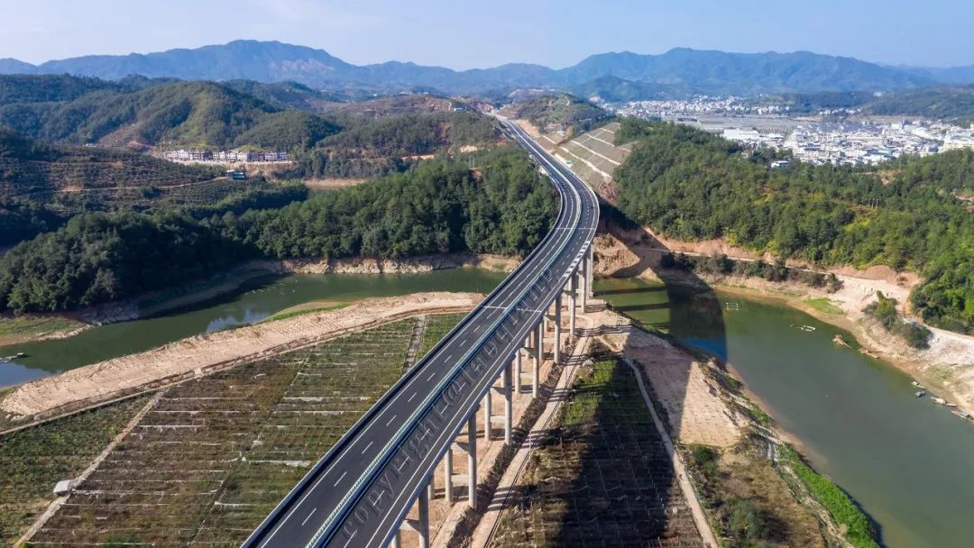 顺接已通车的永定湖雷至城关高速公路,终于上杭县湖洋镇观音井,连接已