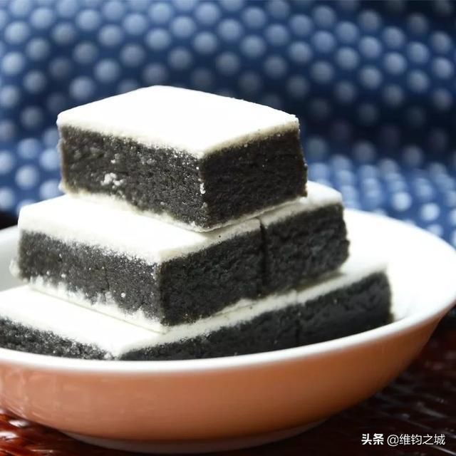 二,芝麻糕东坡肘子有肥而不腻,粑而不烂的特点,色,香,味,形俱佳 .