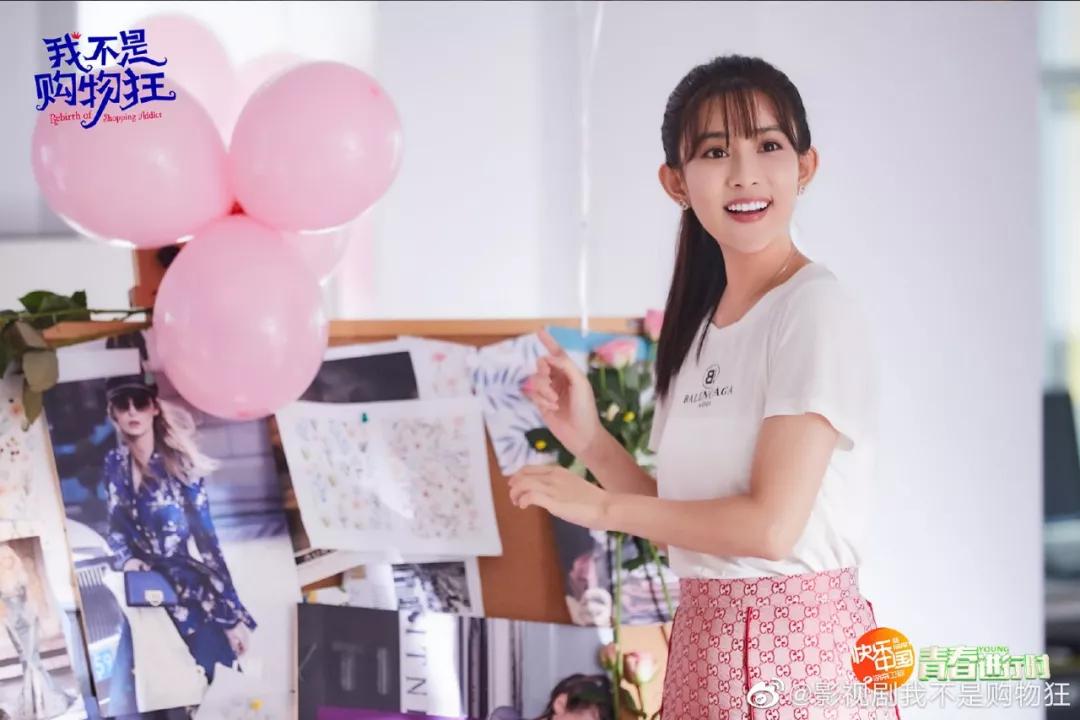 剧中女主高杨妆容的蜕变轨迹同样相当真实.