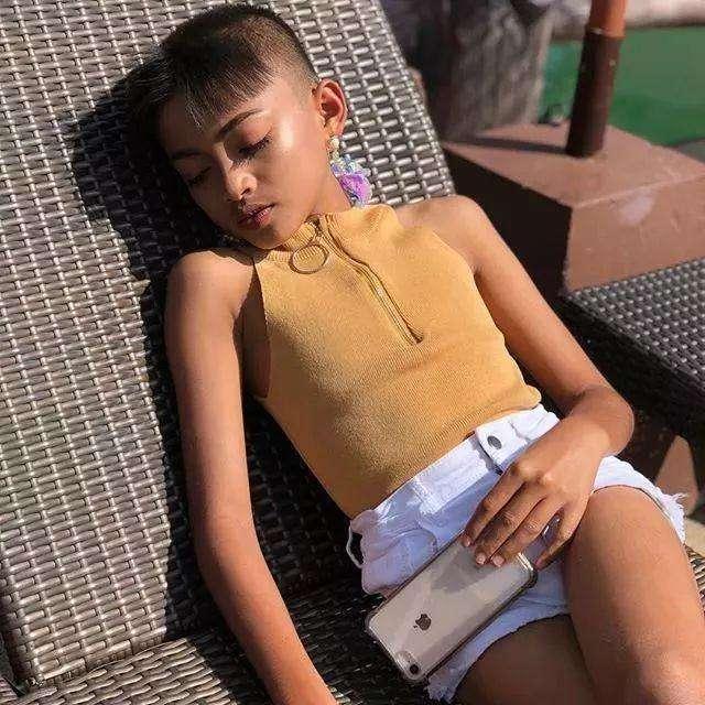 13岁男孩靠特长成网红赚钱给父母买别墅网友早点收手吧