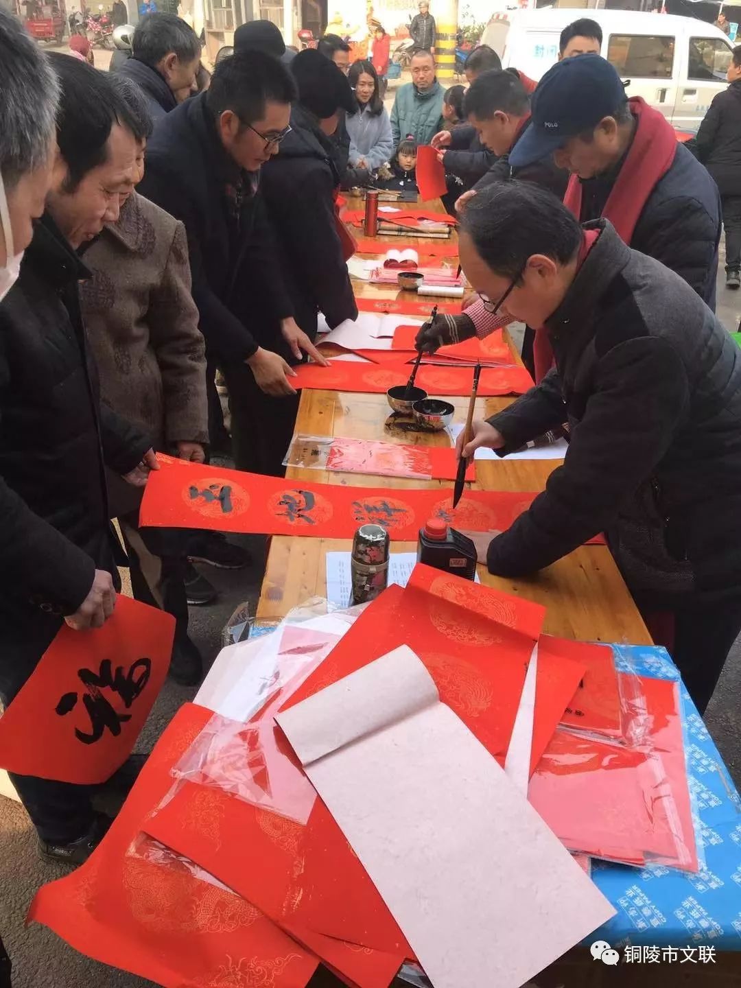 市书法家协会持续开展送万福进万家义务写春联活动