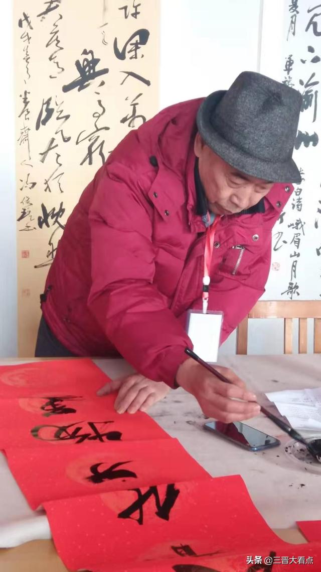 长治书法家李宝琦老师携几位书法家走进基层写春联