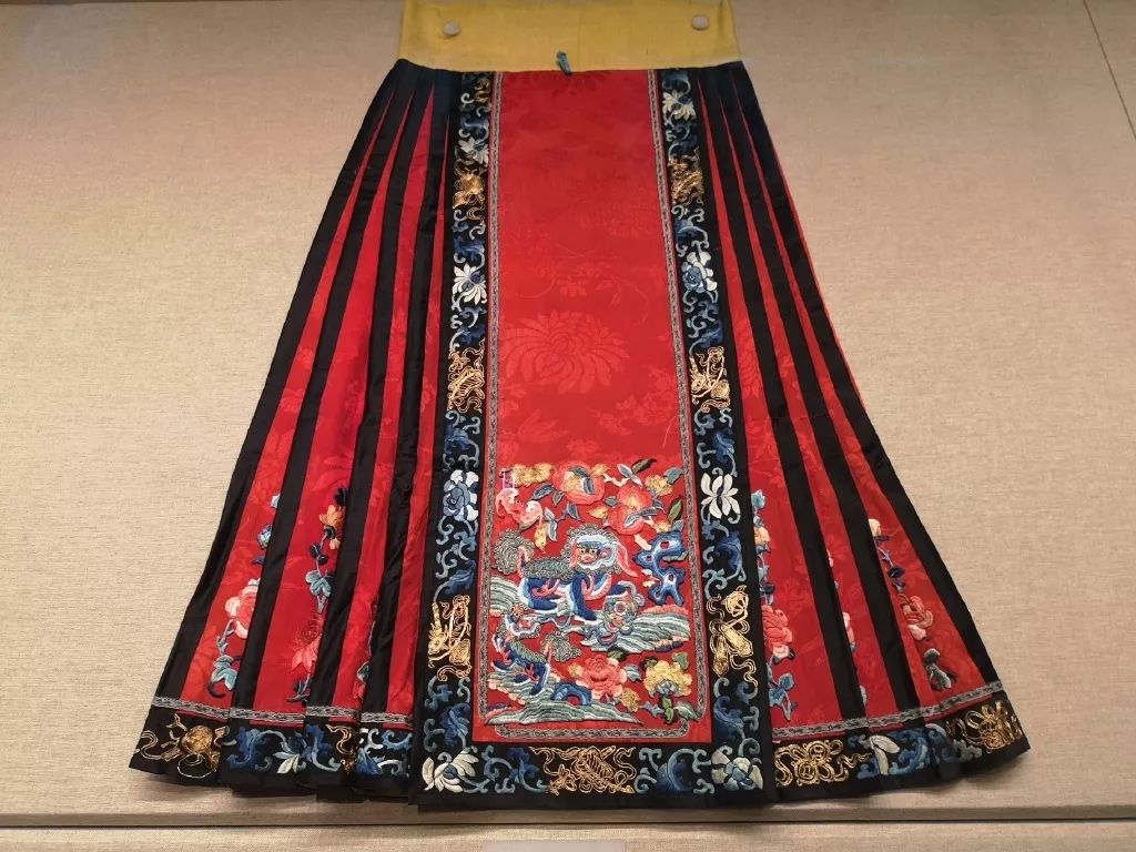 年味文物:红暗花绸绣狮子花卉凤尾裙年代/时期:清代馆藏:孔子博物馆