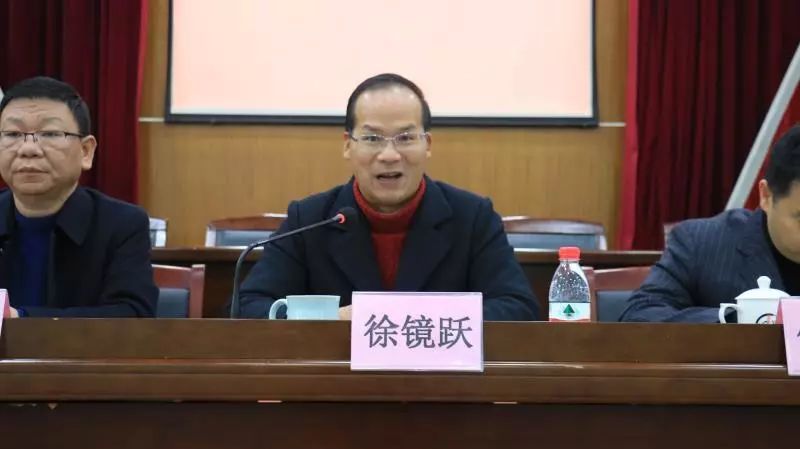 党委书记徐镜跃指出,苏溪镇要紧跟市委,市政府步伐,迅速贯彻落实市"