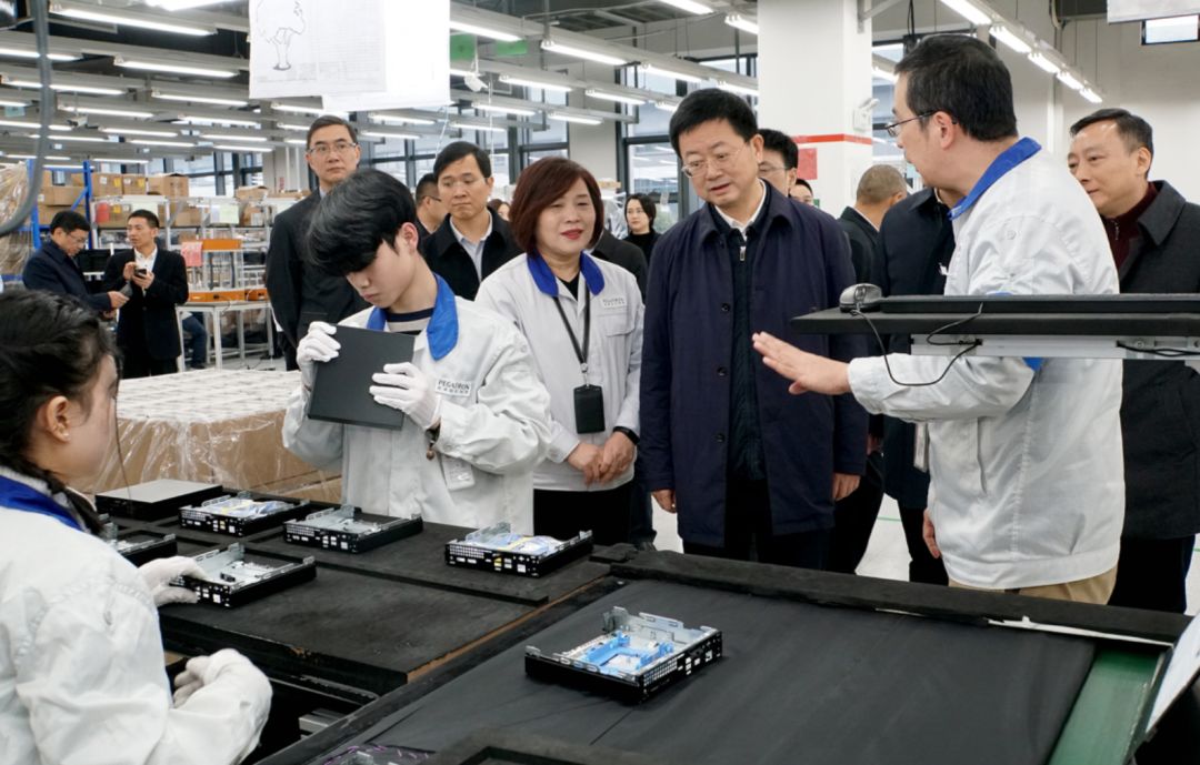 在旭硕科技厂房,工人们正在生产线上热火朝天地赶订单.
