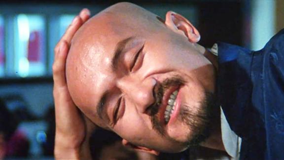 杂家小子光头佬堪称自恋狂魔头上也没头发还在那摸来摸去