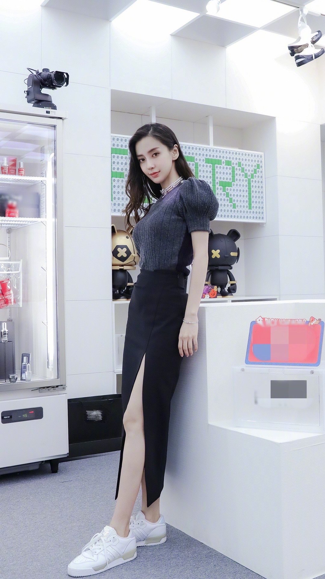 angelababy秀酒杯身材紧身长裙塞进厚上衣好身材羡慕不来