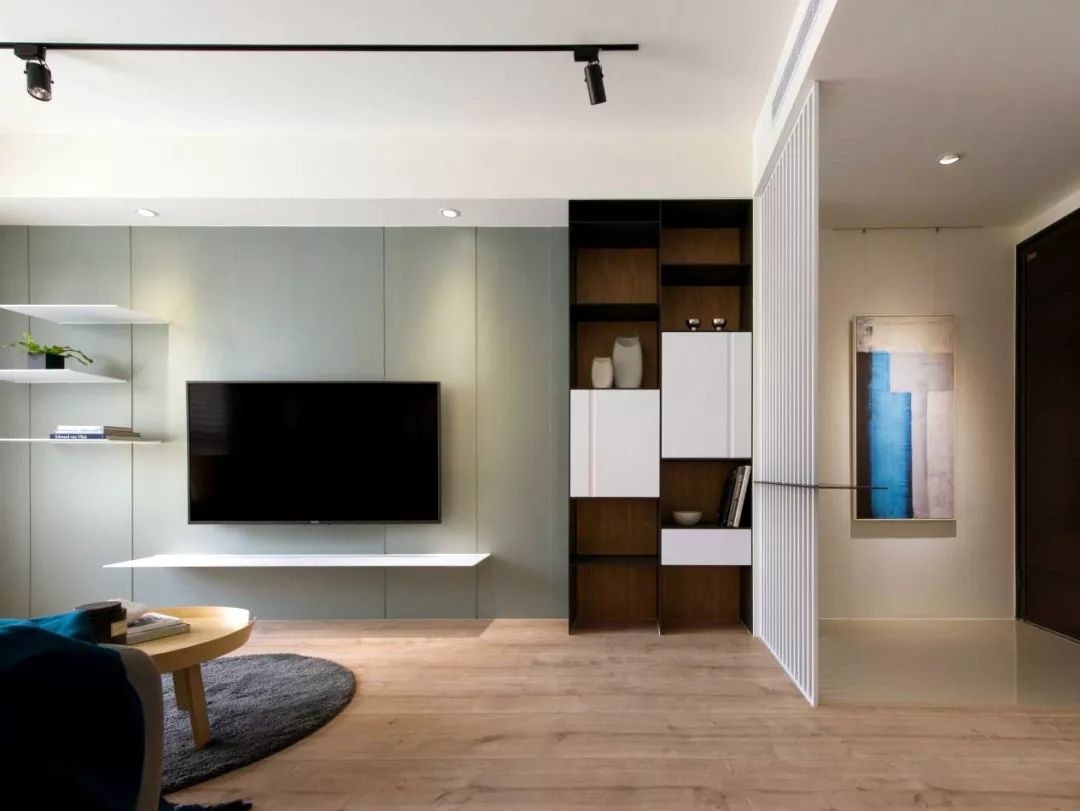 柜//挨着电视墙装一个地台,这个地台的设计背景有着美观装饰的效果,也