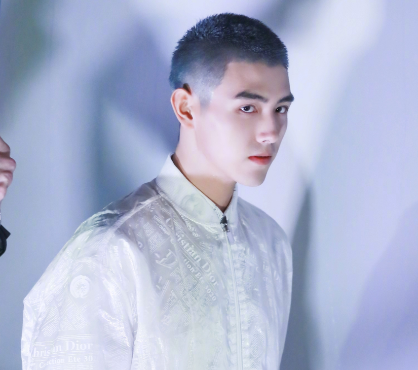 陈飞宇大胆挑战银色寸头看到效果图的那一刻确定是20岁