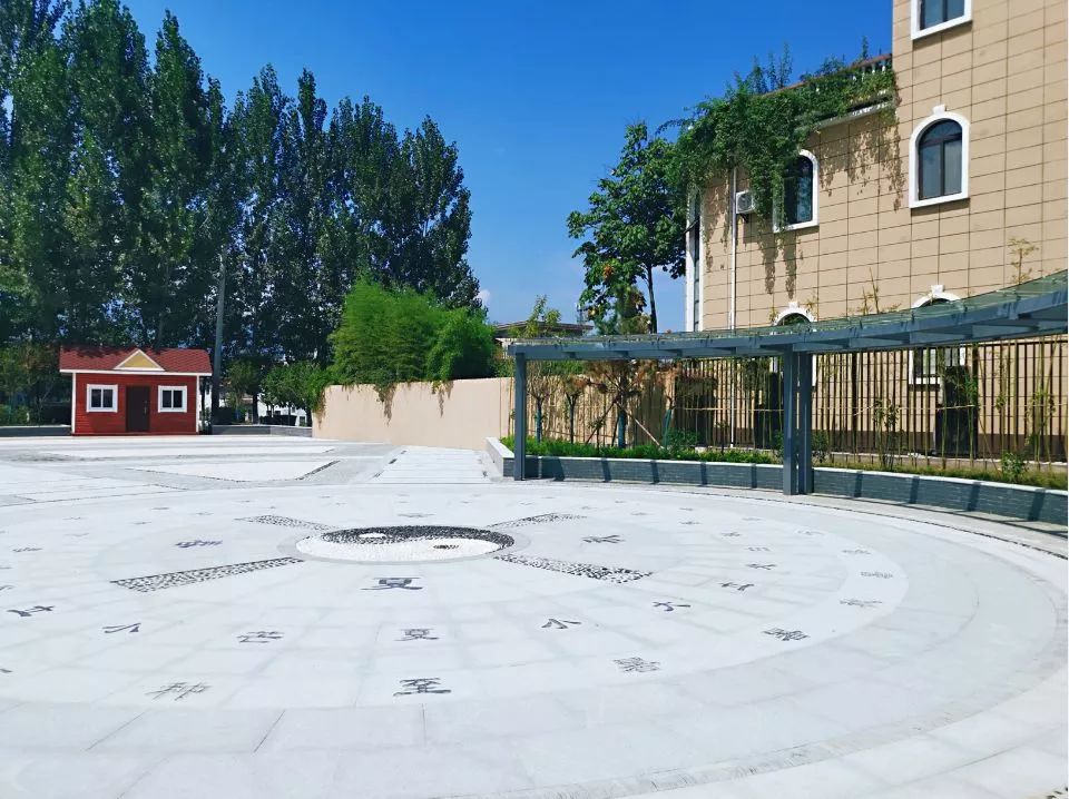 "24节气"扇形广场南边大型刻花石铺贴的"扇骨",最南端是冰裂纹石材铺