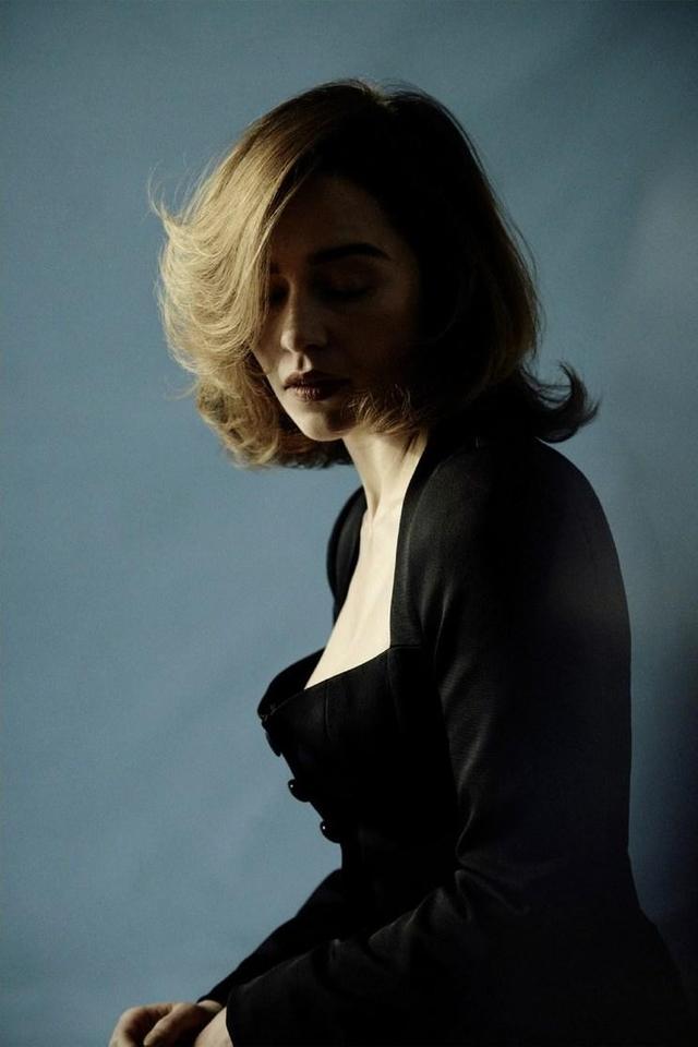 "龙妈"艾米莉亚·克拉克曝新写真 告别"权游"挑战舞台 伦敦处女秀演