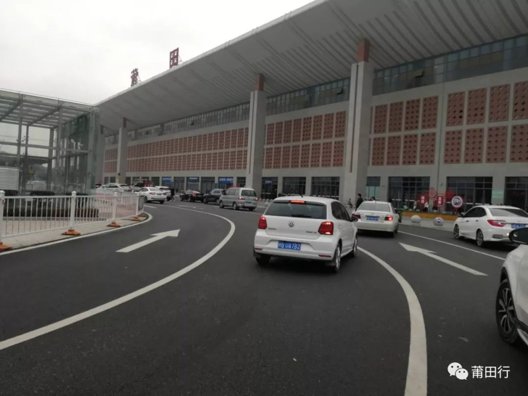 第644期莆田动车站站前路两侧石墩有编号接人车辆请对号接送