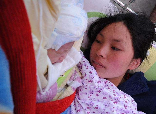 孕妇刚进电梯,"呱唧"一声娃落地,医生摇头:生娃太快不是好事_孩子