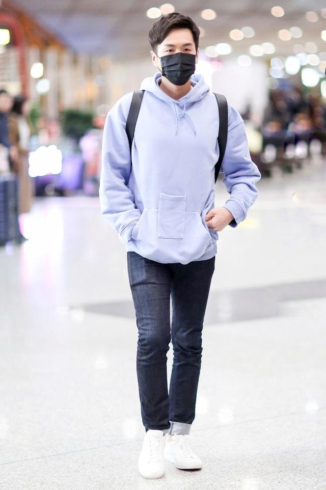 张若昀的蓝色卫衣穿搭,少年感十足