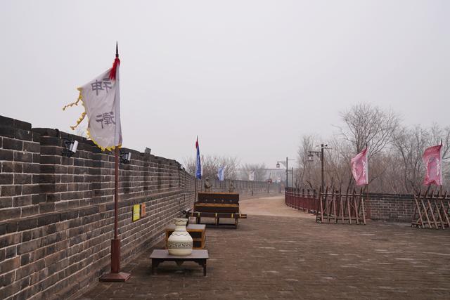 从古马道博物馆出来,沿着第一层马道一路向上,雄伟壮观的大梁门城楼近