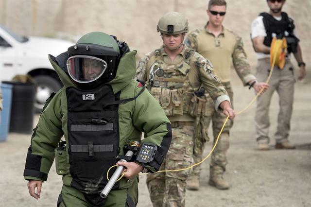 拆弹专家最后的防御手段,世界上最危险的服装——排爆服
