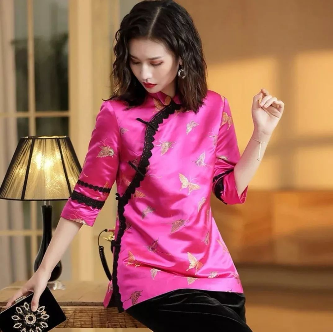 这款锦缎刺绣旗袍有两种颜色,其中桃红色的,格外艳丽,它是特别能衬
