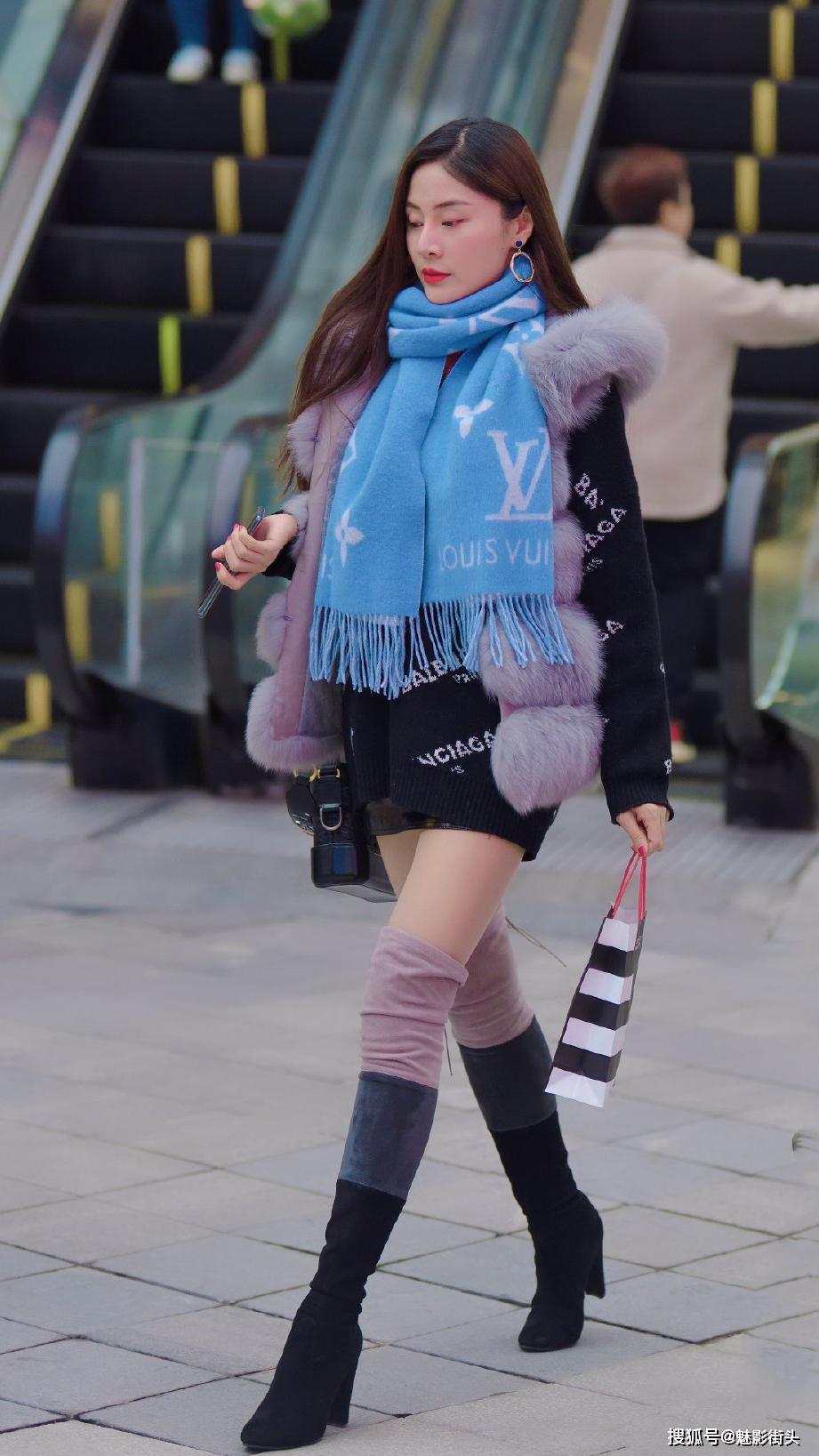 美女选择过膝高筒靴搭裙子搭短裤时尚度高保暖又显腿长