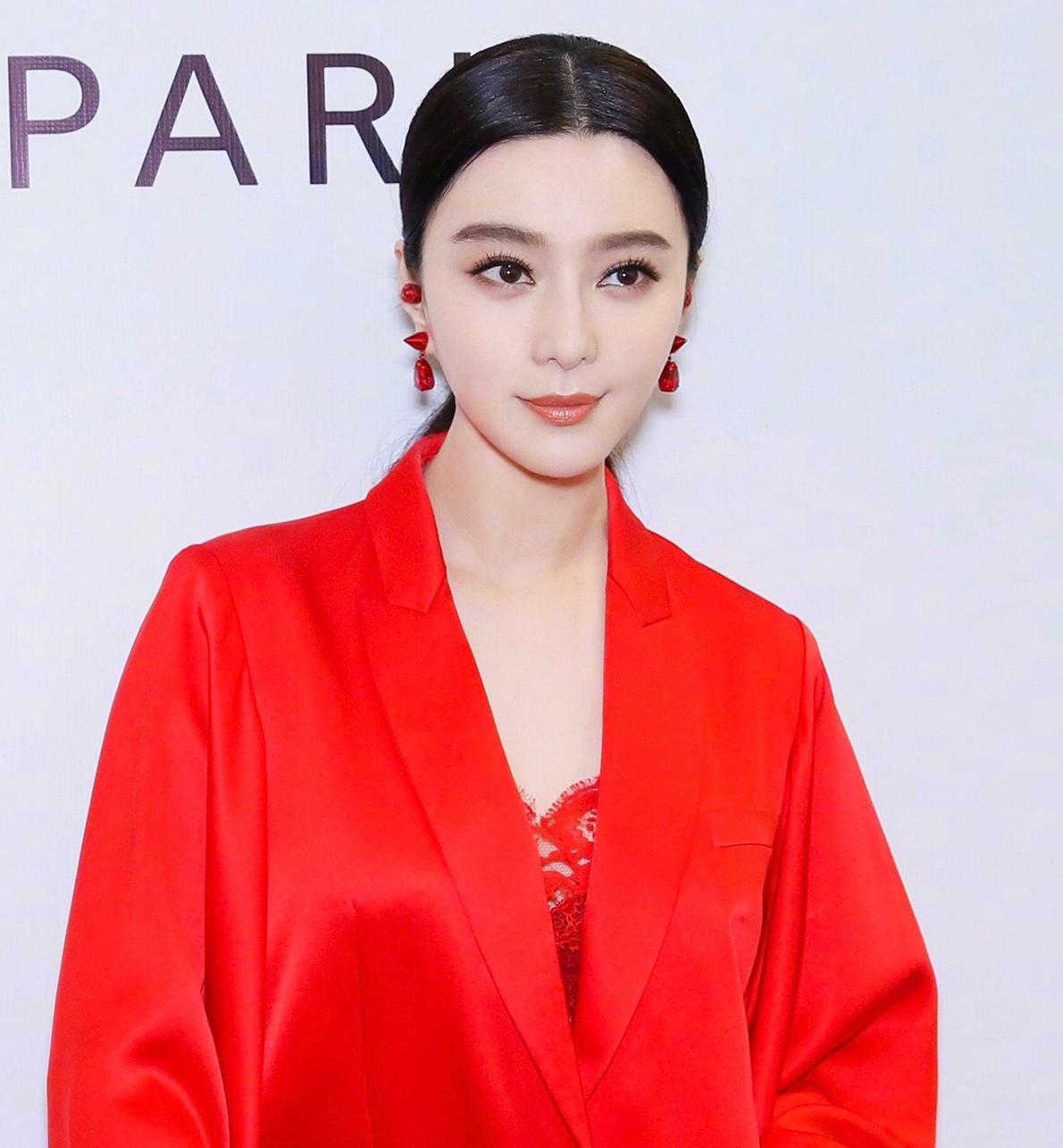 原创范冰冰衣品霸气回归!红色蕾丝内搭 红色大衣优雅迷人,气场全开