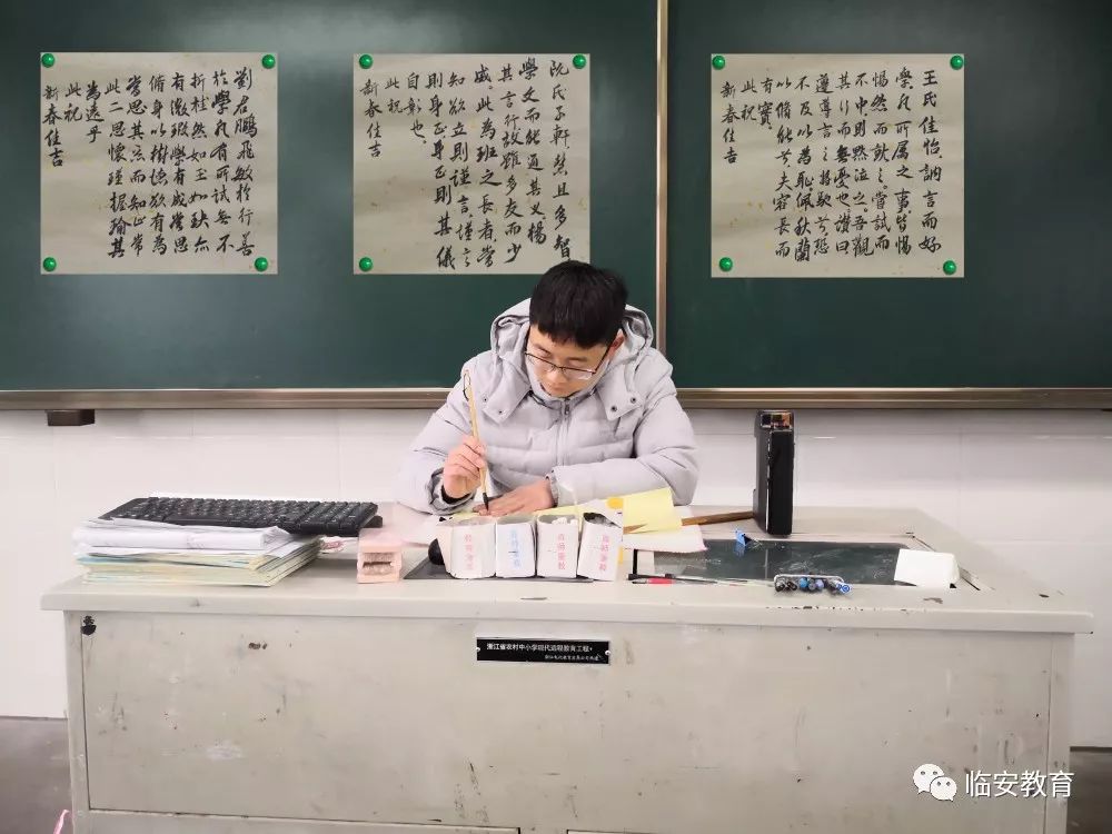 50,天未全亮,冬日的寒风里下着雨,於潜二中的黄湖娟老师还没走进教室