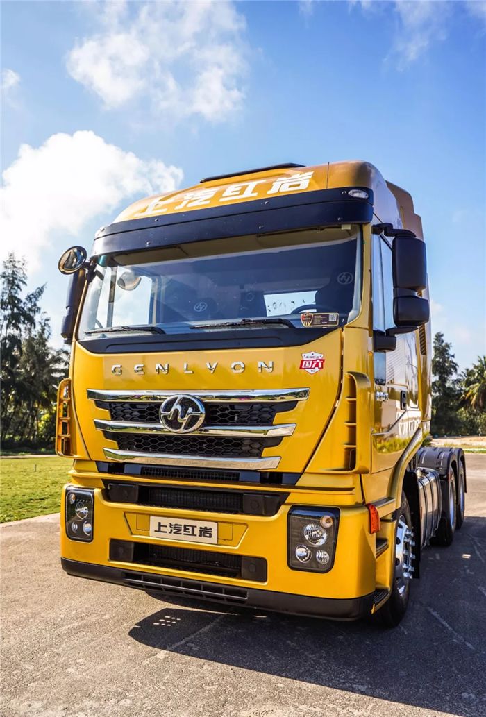 搭载康明斯x13整车降重700kg红岩国六杰狮c6牵引车来了第一卡车