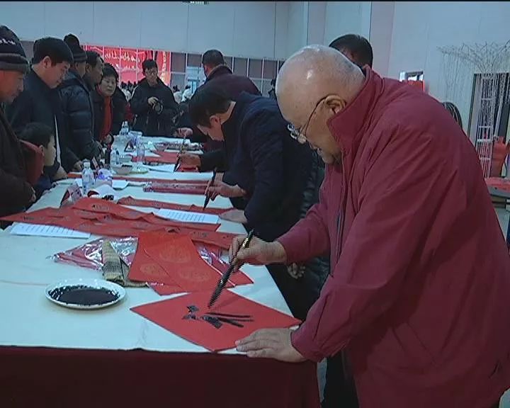 【我们的节日·春节】鸦鸿桥镇刘现庄村开展写春联送祝福活动