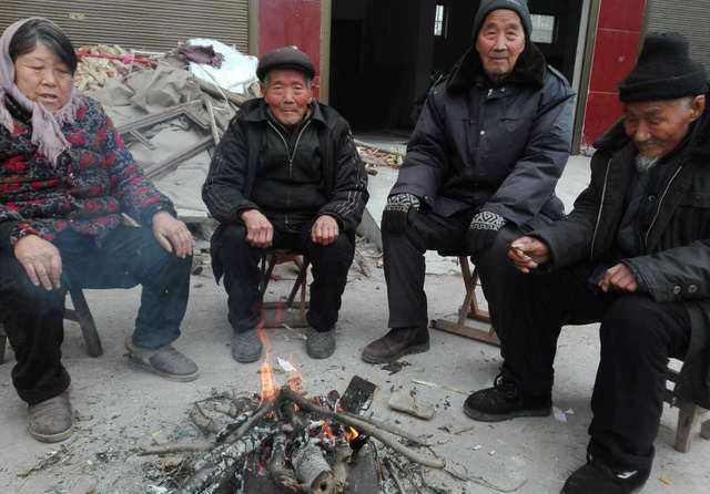 原創農村過年除夕時候放鞭炮還要烤火為啥要烤火呢看完明白了