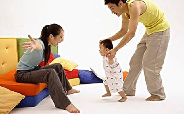 专家:宝宝学走路时,发现这四种姿势要及时纠正,家长别掉以轻心