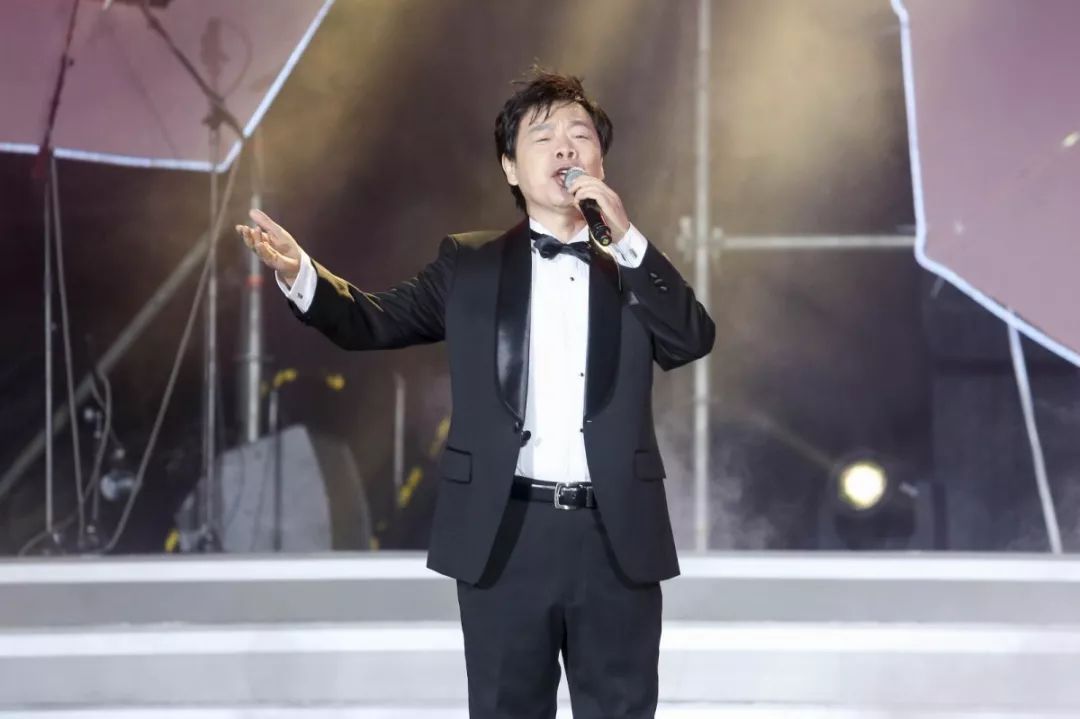 青年歌唱家,国家二级演员欧阳铭芮▼广州大学音乐舞蹈学院王洪涛副