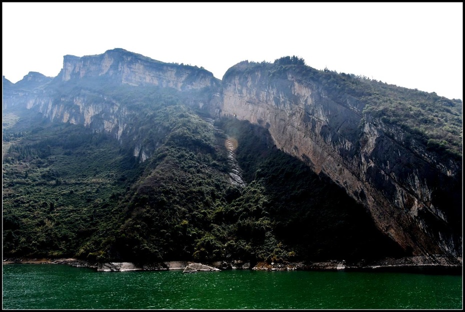 巍峨險雄的山根據縣域不同,巫峽又分東西兩段,其中巫山境內40公里