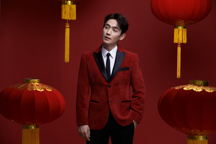 朱一龙贺岁图提前释出 红色绒面西服内搭白色衬衫沉稳雅致_偶像