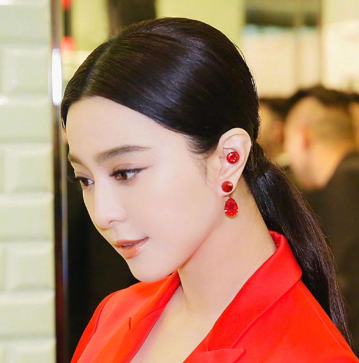 原创范冰冰衣品霸气回归!红色蕾丝内搭 红色大衣优雅迷人,气场全开