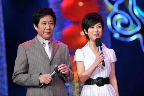 1998年5月,庞晓戈和自己的搭档倪宝铎开始主持《梨园春》.
