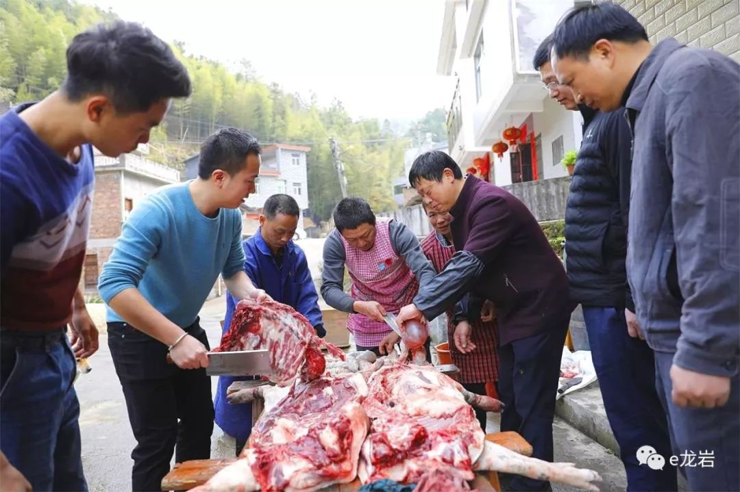 家家殺年豬,請來山外的親朋好友吃殺豬飯,熱熱鬧鬧,歡歡喜喜迎春節