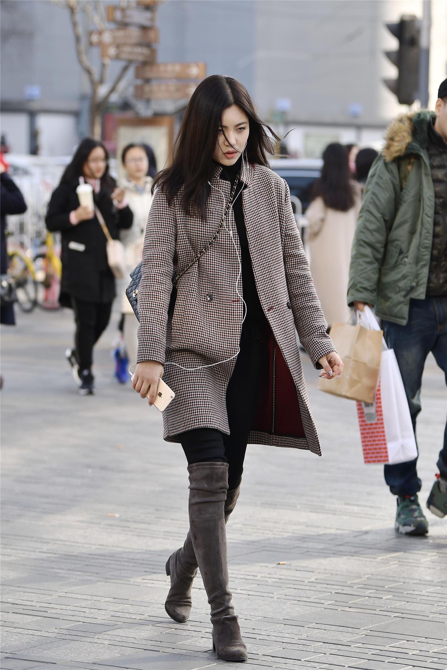 冬季的长靴身材苗条的姑娘才会搭配出秀气展现气质