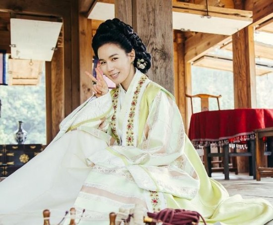 2016年,朴诗恩与李准基,李知恩,姜河那合作出演古装剧《步步惊心:丽》