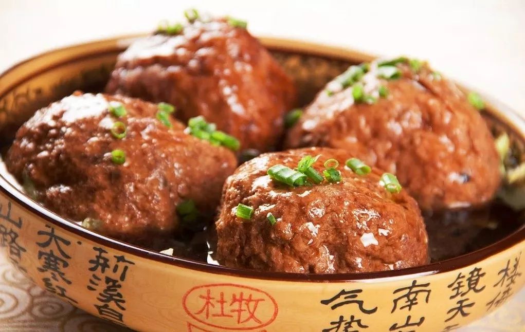 红烧狮子头红烧狮子头也称四喜丸子是逢年过节常吃的一道菜这道菜有