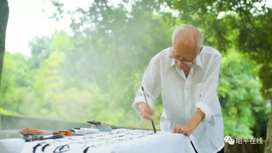 讲述昭平县李兆宗老人一家的故事,该纪录片结合我县的茶叶,豆豉等特产