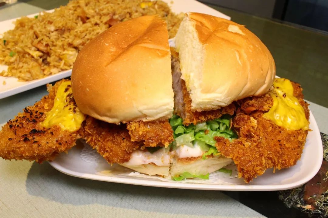 『藏在巷子里』的猪扒包,xxl大的芝士猪扒包奔出"网红界",肉大到溢出