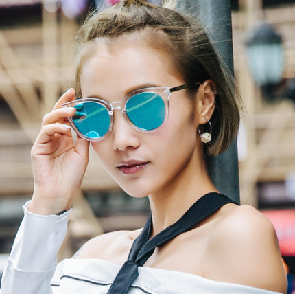 聪明的女人冬季都喜欢戴墨镜,看王子文的造型,减龄低调又有气质