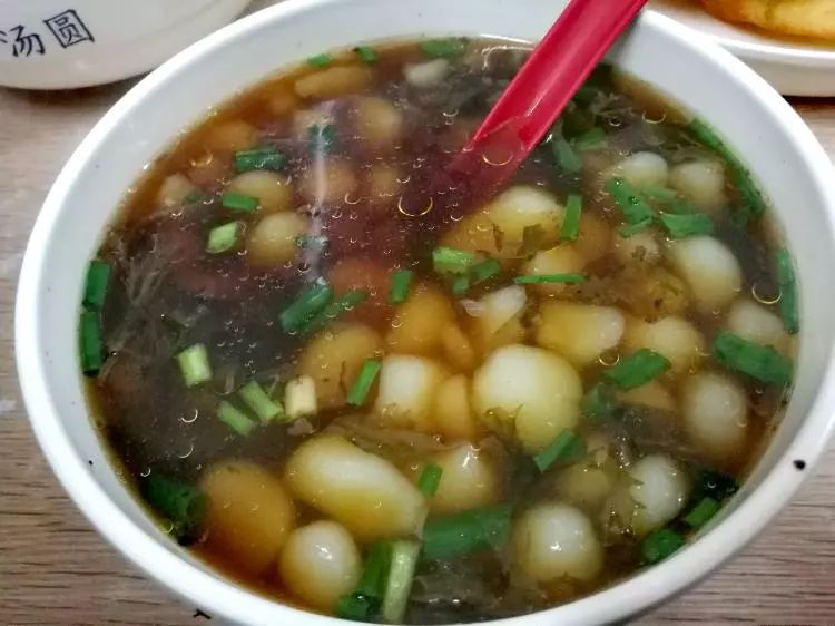 益阳街头以前不少人都拿着白粒丸,干坨子当早餐吃,好喝的酸菜汤甚至都