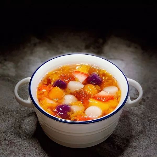 来上一碗热气腾腾的水果羹,为旧年里最后一顿饭,精彩收尾.