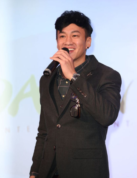 43岁何润东近照婚后生活太过于放纵从健身达人变成胖秃子