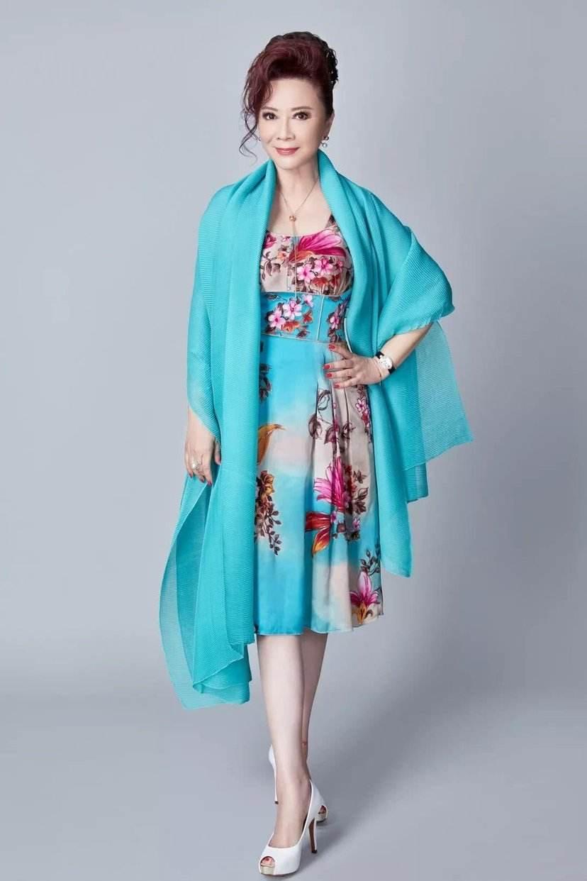 原创蔡明登27次春晚在卫视春晚穿碎花变月嫂曾因痛失亲人插管住院