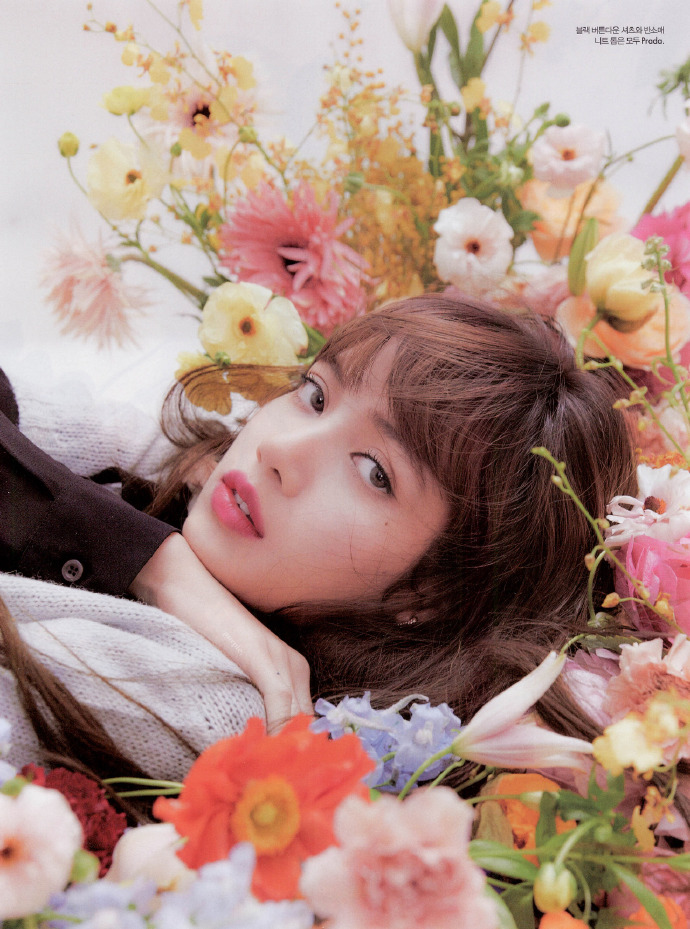 elle画报公开lisa变身簇拥在和花丛中的花少女