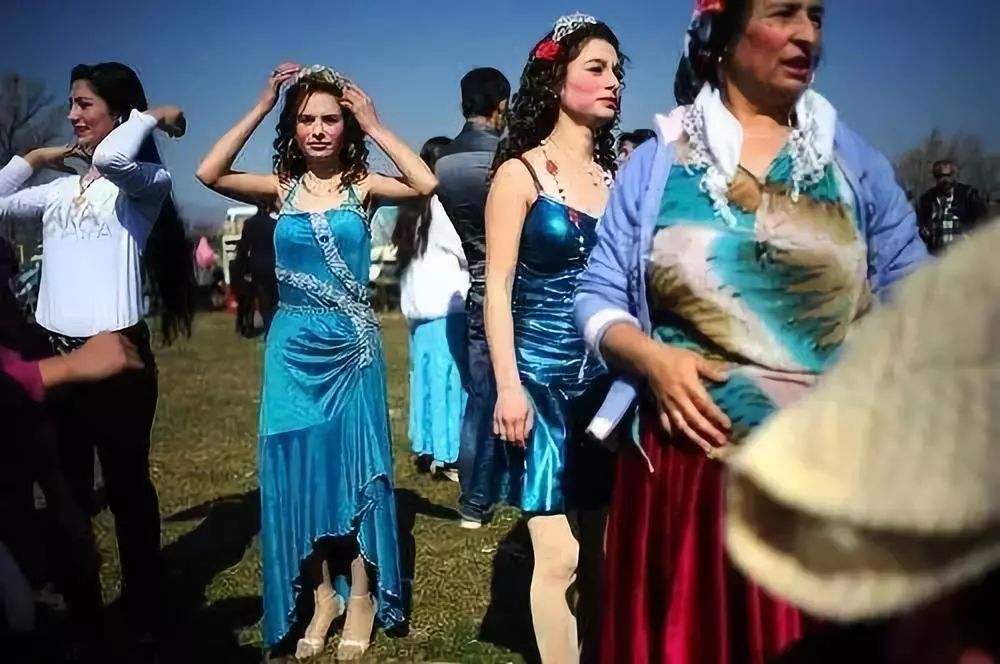 咱们中国有相亲角,摩洛哥阿特拉斯山区的柏柏尔人居住地有个""新娘