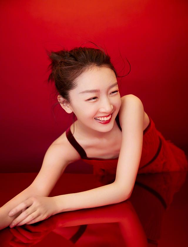 原创周冬雨央视春晚造型来袭,展现"懒猫"造型,但身材太"汉子"