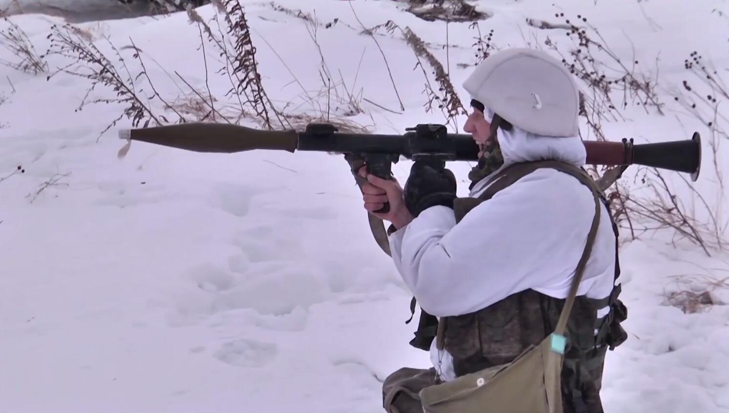 看俄軍冬季怎麼打仗 裝甲車拖著士兵滑雪前進